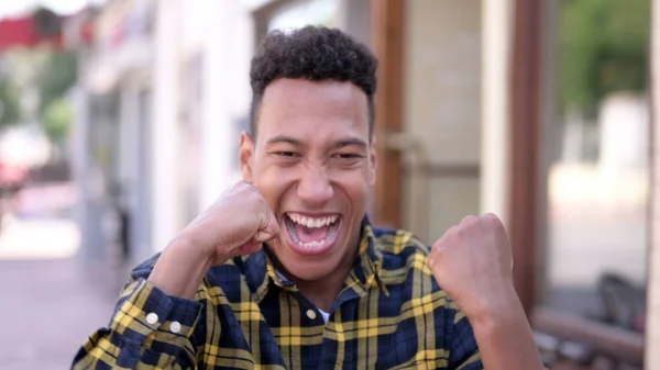 Feliz joven africano celebrando el éxito — Foto de Stock