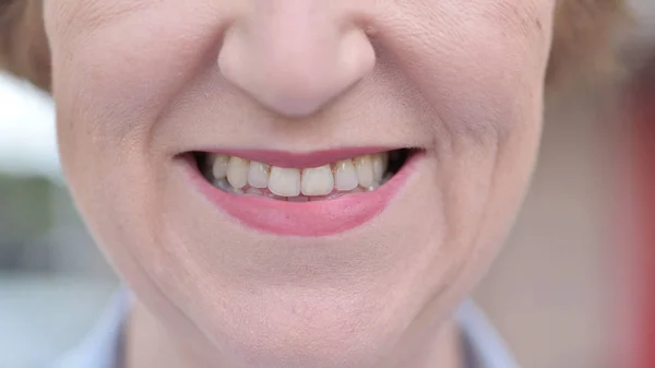 Mooie lippen van lachende oude vrouw — Stockfoto