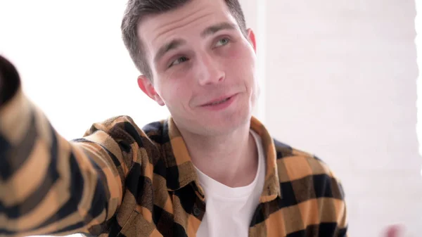 Pohled na video rozhovor příležitostným mladým mužem — Stock fotografie