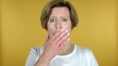 Şoktaki Yaşlı Kadın Sarı Arkaplanda İzole Edildi