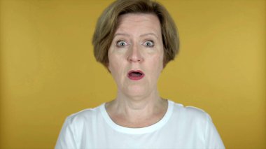 Şoktaki Yaşlı Kadın Sarı Arkaplanda İzole Edildi