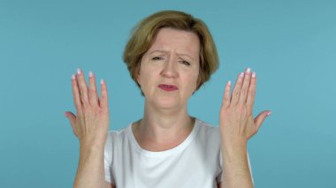 Eski kadın Gesturing başarısızlık ve sorunları mavi arka planda Izole