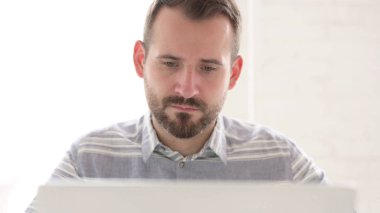 Bilgisayarda Çalışan Erkeğin Kapanışı