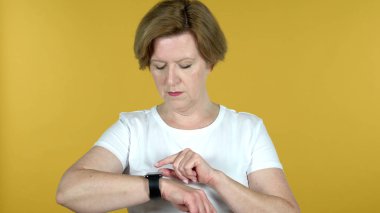 Eski kadın tarama Internet, SmartWatch kullanarak