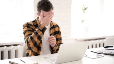 Baş ağrısı ile Casual Genç Adam Laptop Çalışma