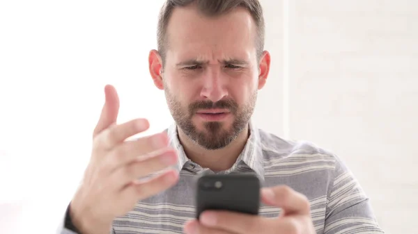 Homme en état de choc par perte sur Smartphone — Photo
