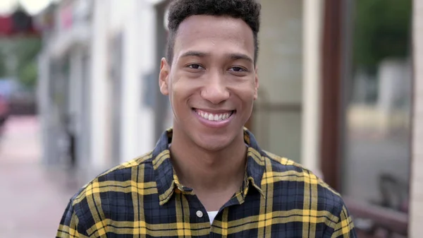 Joven africano sonriente confiado retrato al aire libre — Foto de Stock