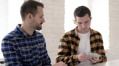 Para Veren Genç Adam, Dolar Sayıyor