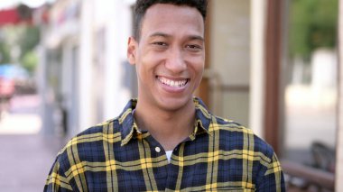 Evet, Katılıyorum Genç Afrikalı Adam Teklif Kabul