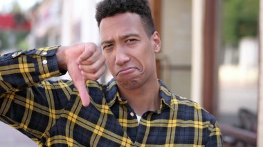 Thumbs Down Genç Afrikalı Man, Açık tarafından