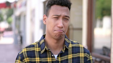 Hayır, Genç Afrikalı Adam Sallayarak Head Reddederek