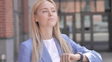 Bekleyen genç Işkadını saat kontrol zaman