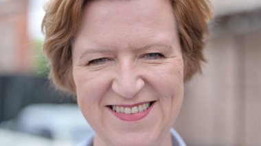 Yakın yukarı arasında gülümseyen Pretty eski kadın