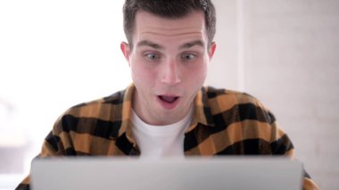 Dizüstü bilgisayardaki Genç Adam Kutlama Başarısını Kapanışı