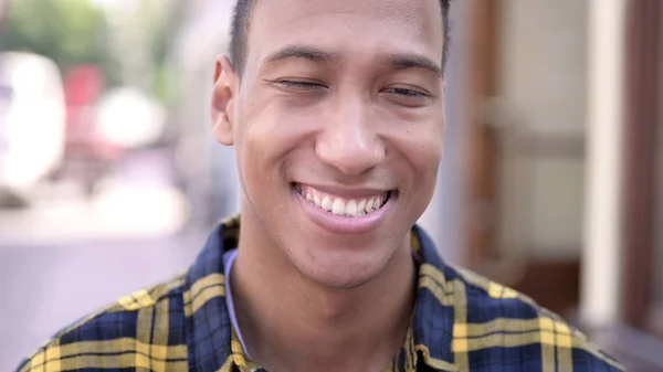 Κοντινό κομμάτι του χαμογελαστή νέος Αφρικανός άνθρωπος, υπαίθριος — Φωτογραφία Αρχείου