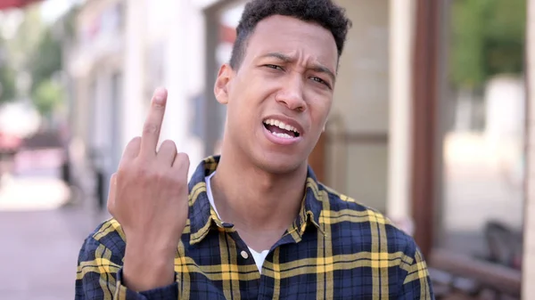 Kızgın Genç Afrikalı Adam Orta Parmak Gösteren, Küfürlü Davranış — Stok fotoğraf