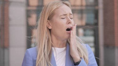 Esneme yorgun genç Işkadını portresi