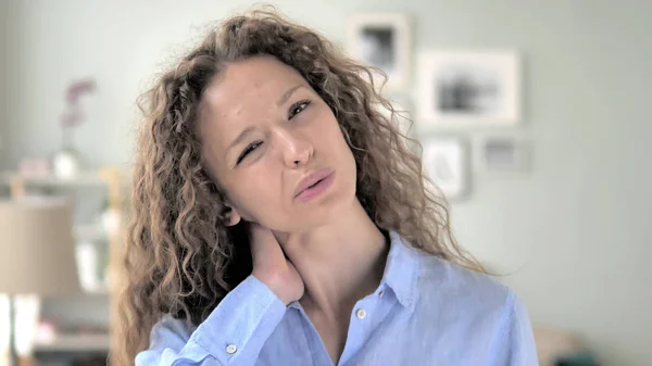 Capelli ricci donna cercando di rilassare il dolore al collo — Foto Stock