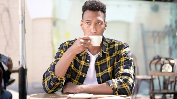 Rahatlatıcı Genç Afrikalı Adam Kahve içiyor, Açık Cafe — Stok fotoğraf