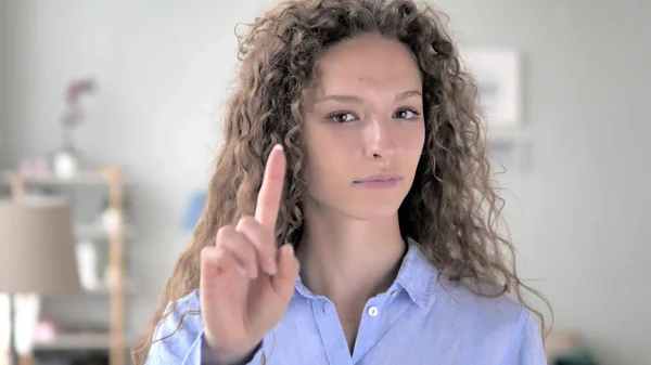 No, la mujer del pelo rizado rechazando oferta agitando dedo — Foto de Stock