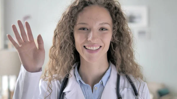 Chat de vídeo en línea con el paciente por Young Lady Doctor —  Fotos de Stock