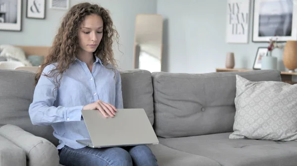 Curly Hair Woman Coming, Sitting and Opening on Laptop — Stock Photo, Image