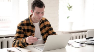 Casual Young Man tarafından Kredi Kartı ile Online Alışveriş