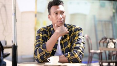 Genç Afrikalı Adam Yeni Bir Fikir Düşünüyor, Açık Cafe