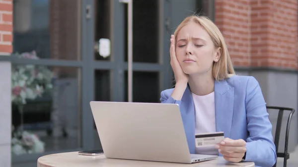 Інтернет магазин провал для молодої бізнес-леді сидячи на відкритому повітрі — стокове фото