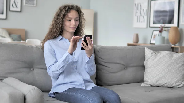 Relaxing Young Curly Hair Woman Using Smartphone — Stock Photo, Image