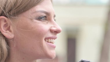 Gülümseyen Genç Kadın Yüzü