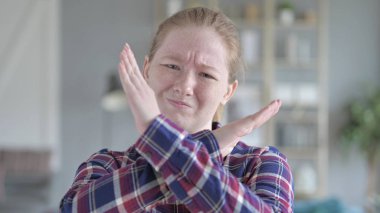 Genç Kadın el hareketi yle gelmek istiyor