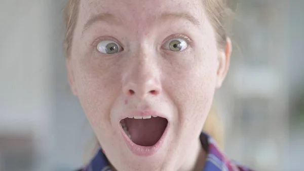 The close Up of Young Woman With Shocked Expression — Stock Photo, Image