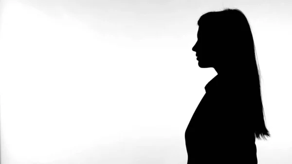 Die Silhouette einer Frau vor weißem Hintergrund — Stockfoto