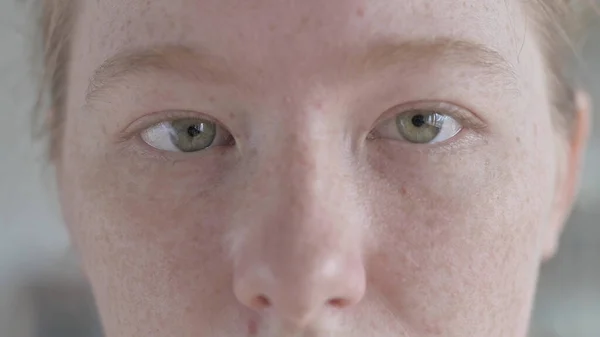 Die Nahaufnahme der Augen der jungen Frau — Stockfoto