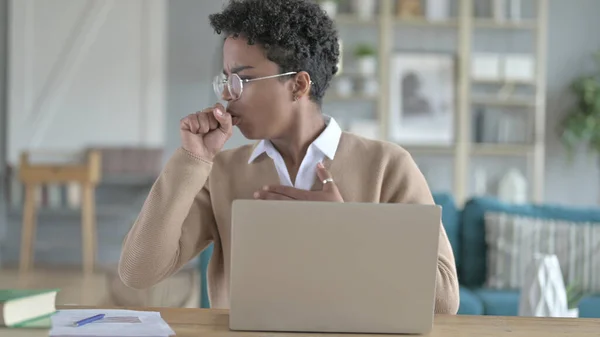 工作非洲女孩咳嗽，而使用笔记本电脑 — 图库照片