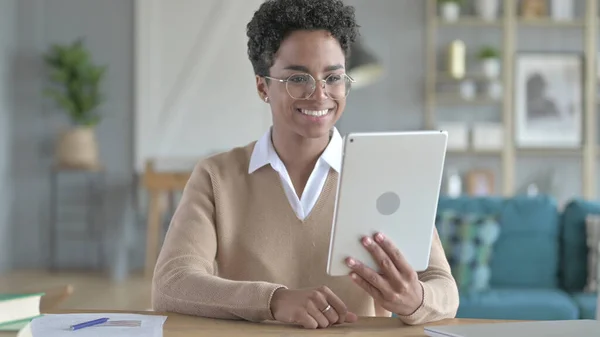 A mosolygó afrikai lány néz videó Tablet — Stock Fotó