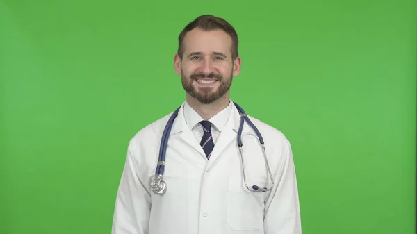 O médico bonito fazendo Sim Assinar por cabeça contra Chroma Key — Fotografia de Stock