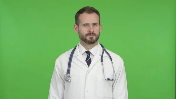 Der ehrgeizige Arzt macht kein Zeichen per Kopf gegen den Chroma-Schlüssel — Stockfoto