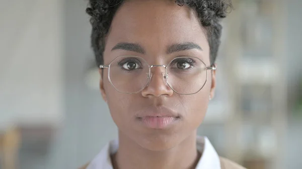Портрет красивой африканской девушки в очках — стоковое фото