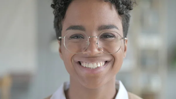 O retrato de sorridente jovem menina africana com óculos — Fotografia de Stock