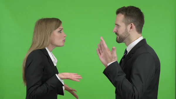 A equipe de dois profissionais argumentando contra Chroma Key — Fotografia de Stock