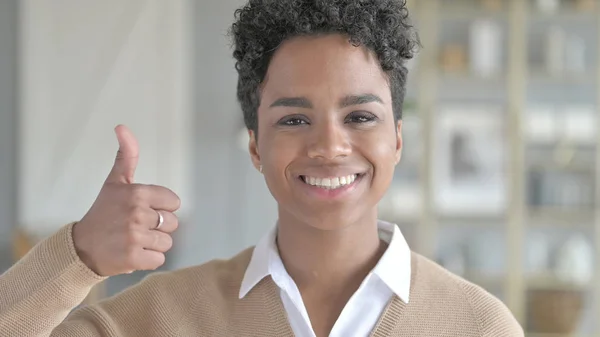 Porträttet shoot av ung afrikansk flicka som visar tummen upp — Stockfoto