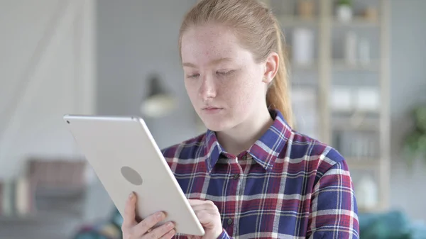 The Close Up of Young Woman Using Tablet — Stock Photo, Image