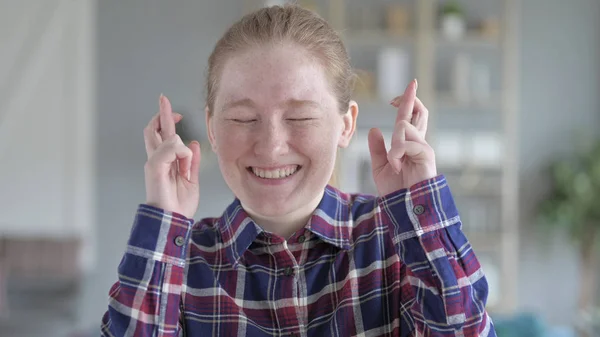 Крупним планом молодої жінки оптимістично схрещені пальці — стокове фото