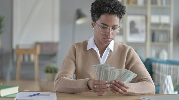 La hermosa chica africana contando dinero — Foto de Stock