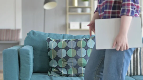 The Young Woman with Laptop coming to Sit on Couch — Stock Photo, Image