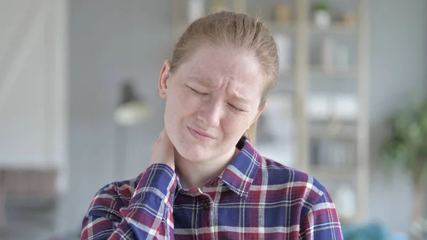 首の痛みを持つ若い女性のクローズアップ — ストック写真