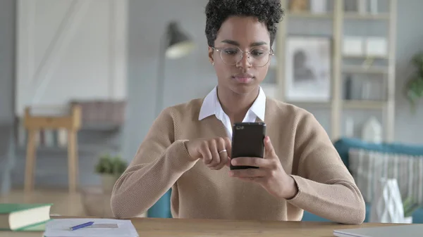 A fiatal afrikai lány használ okostelefon alkalmazások — Stock Fotó