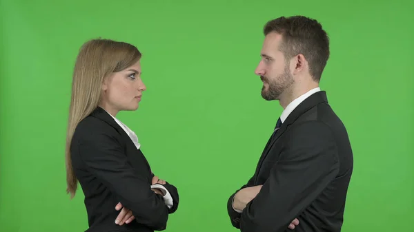 O Profissional Masculino e Feminino Olhando um para o outro Contra Chroma Key — Fotografia de Stock